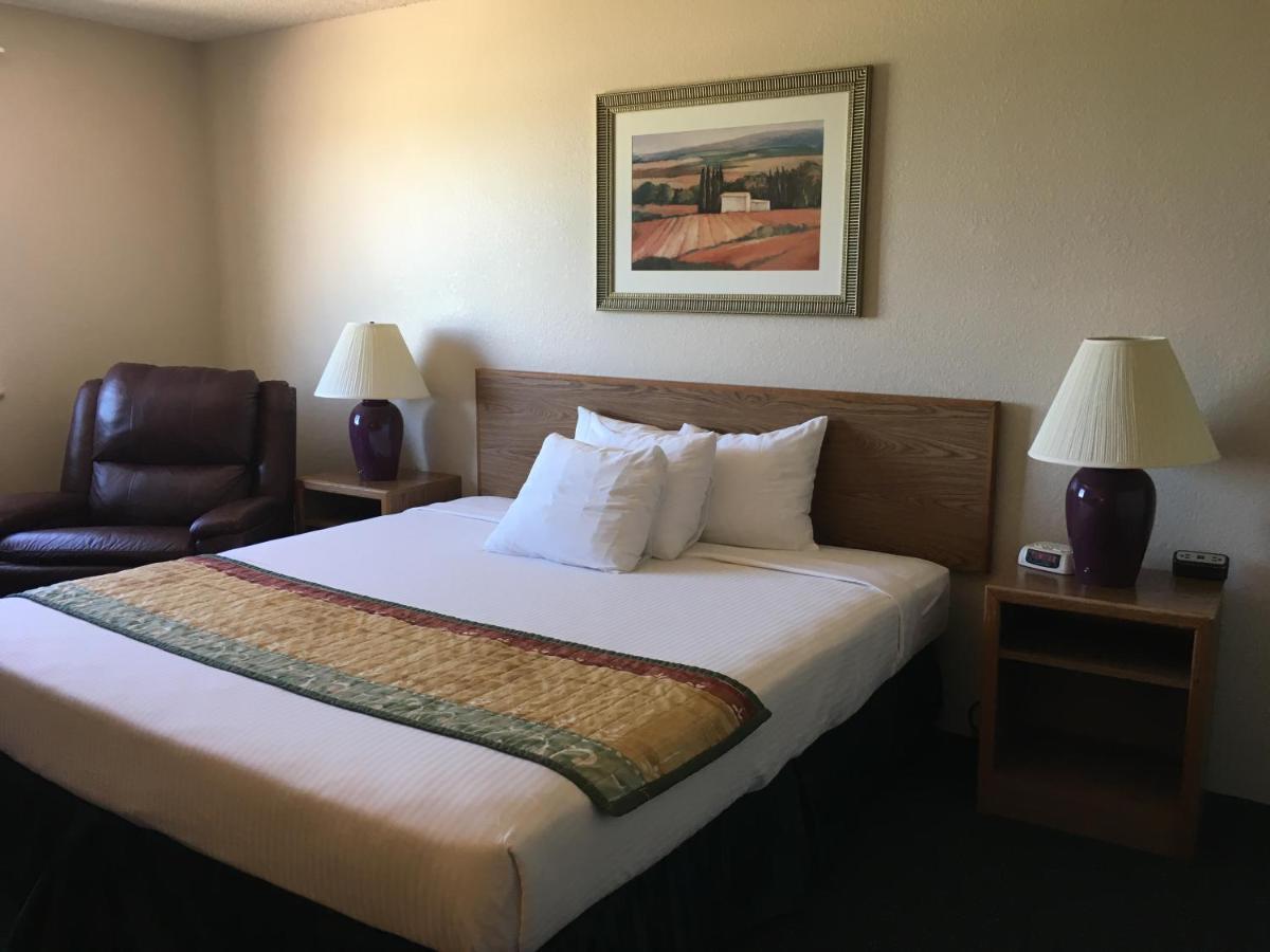 Cassville Four Seasons Inn & Suites Exterior foto